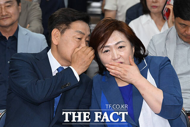 대화 나누는 김관영 무소속 전북특별자치도지사 후보와 배우자 목영숙씨.
