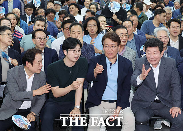 출구조사 보며 이야기 나누는 변성완 시당위원장(오른쪽 두 번째) 비롯한 캠프 관계자들.