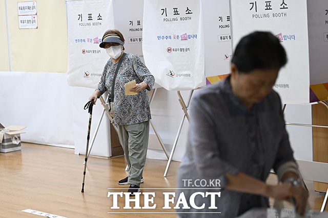제9회 전국동시지방선거 본투표일인 3일 오전 서울 동작구 상도4동주민센터 투표소에서 한 시민이 기표소를 나와 투표함으로 향하고 있다. /송호영 기자