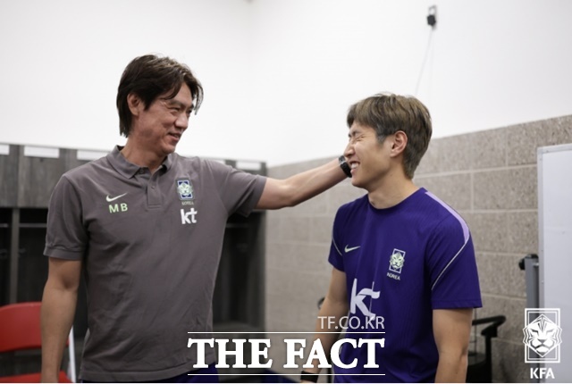 UCL 우승 직후 한국축구대표팀의 미국 사전 캠프에 합류한 이강인(오른쪽)이 2일 홍명보 감독과 밝은 표정으로 이야기를 나누고 있다./헤리만(미국 유타주)=KFA