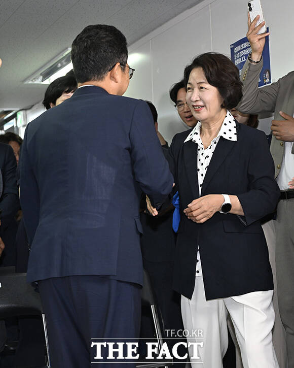 추미애 후보가 이수진 의원과 손뼉을 마주치고 있다.