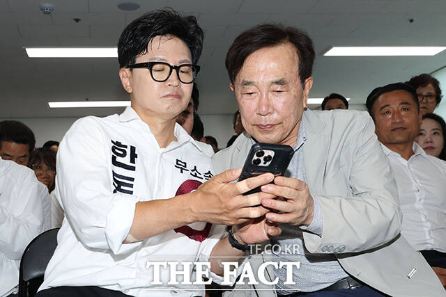 한동훈 무소속 부산 북구갑 국회의원 후보(가운데)가 3일 부산 북구 선거사무소에서 방송사 출구조사 결과를 지켜보고 있다. /부산=박상민 기자