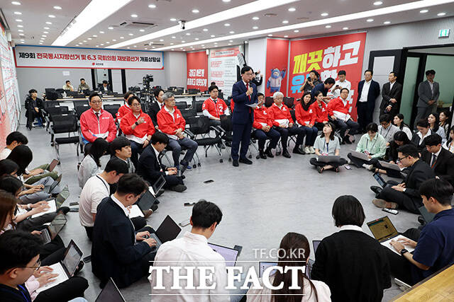 투표용지 부족 관련 긴급기자회견을 열고 입장 밝히는 송 원내대표.