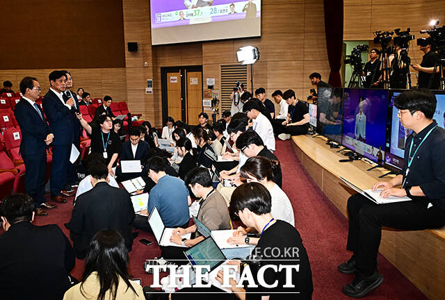 조승래 더불어민주당 중앙선대위 총괄선대본부장(가운데)이 3일 오후 서울 여의도 국회 의원회관 대회의실에 마련된 제9회 전국동시지방선거 개표상황실에서 투표용지 부족 사태와 관련한 국민의힘의 개표 중단에 대한 입장을 밝히고 있다. /국회=배정한 기자