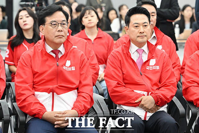 장동혁 국민의힘 대표와 송언석 원내대표 및 지도부가 3일 오후 서울 여의도 국민의힘 중앙당사에 마련된 국민의힘 개표사황실에서 제9회 전국동시지방선거 개표방송 출구조사 결과를 시청하고 있다. /남용희 기자