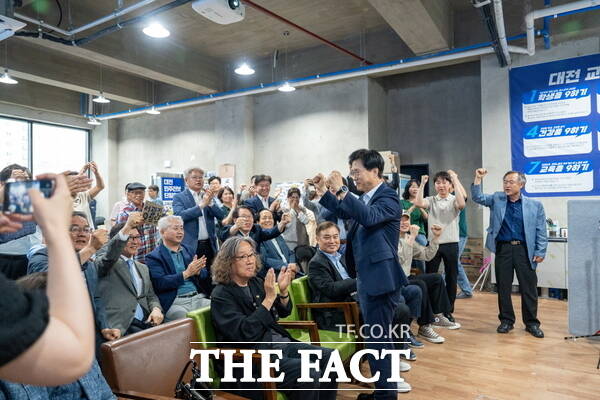 3일 성광진 대전시교육감 후보 선거사무소에 모인 지지자들이 방송3사 출구조사 결과를 확인한 후 환호하고 있다. /정예준 기자
