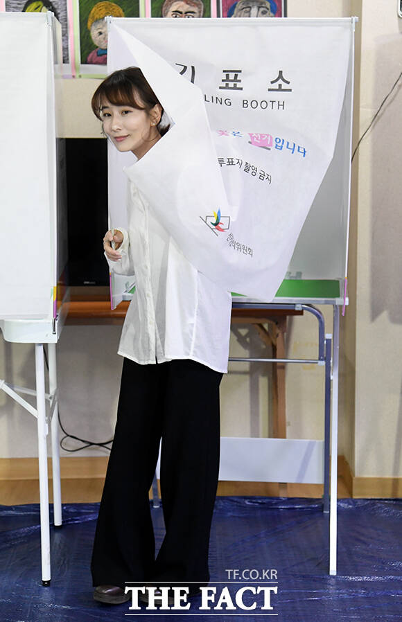 한동훈 무소속 부산 북구갑 국회의원 후보 배우자 진은정 변호사가 3일 오전 부산 북구 백양디이스트 경로당 투표소에서 투표하고 있다. /부산=박상민 기자