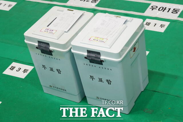 제9회 전국동시지방선거 투표일인 3일 오후 전북 전주시 덕진구 덕진체련공원 실내배드민턴장에 마련된 개표소에 봉인된 투표함이 도착해 있다. /전주=김수홍 기자