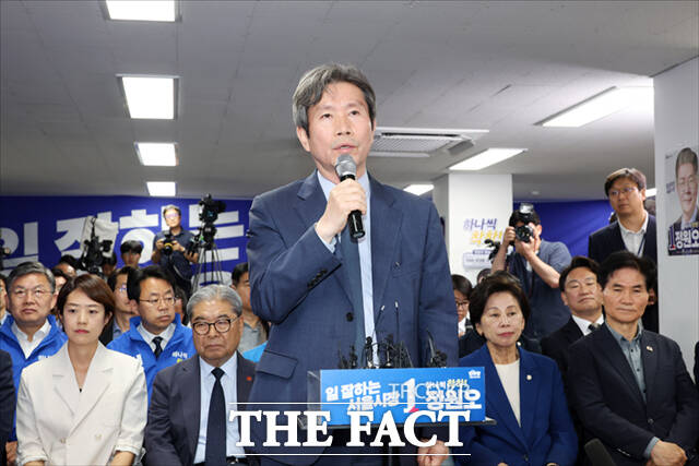 6·3 지방선거일인 3일 서울 중구 태평로2가 정원오 더불어민주당 서울시장 후보 선거상황실에서 참석자들이 방송사 출구조사 결과를 시청하며 환호하고 있다. 왼쪽부터 김영호 국회의원, 고민정 국회의원, 이재정 후원회장, 이인영 국회의원, 남인순 국회의원, 이용선 국회의원. /이새롬 기자