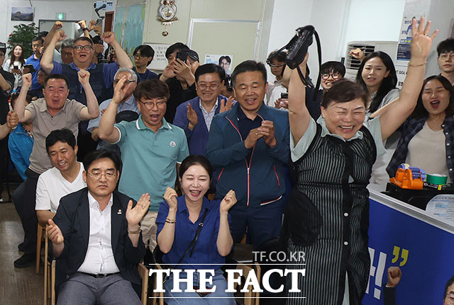 부산 북구갑 국회의원 보궐선거에 출마한 하정우 더불어민주당 후보의 선거사무실 관계자와 지지자들이 3일 오후 부산 북구 선거사무실에서 지상파 방송 3사 출구조사 결과에 환호하고 있다. /박상민 기자