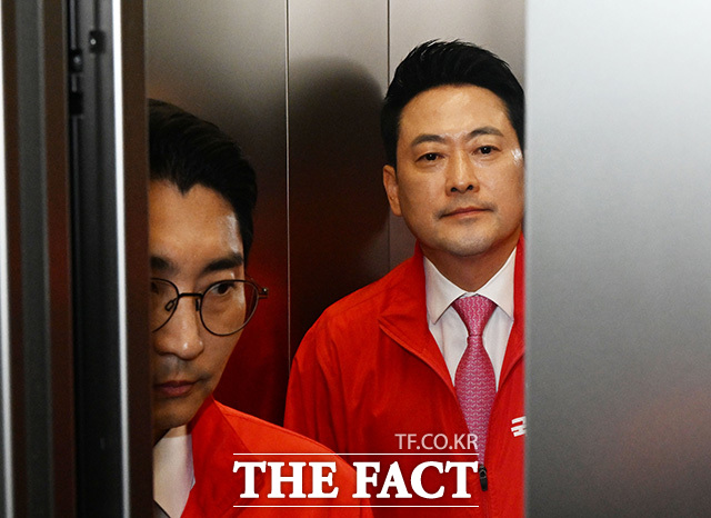 출구조사 결과에 얼어붙은 국민의힘, 말없는 장동혁 대표.