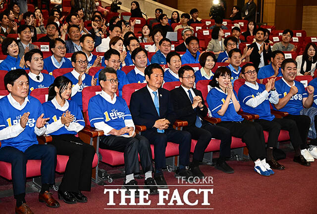 정청래 총괄상임선거대책위원장(왼쪽 두번째)과 한병도 공동상임선거대책위원장(왼쪽 세번째)을 비롯한 더불어민주당 의원들이 3일 오후 서울 여의도 국회 의원회관 대회의실에 마련된 제9회 전국동시지방선거 개표상황실에서 출구조사 발표 방송을 시청하고 있다. /국회=배정한 기자