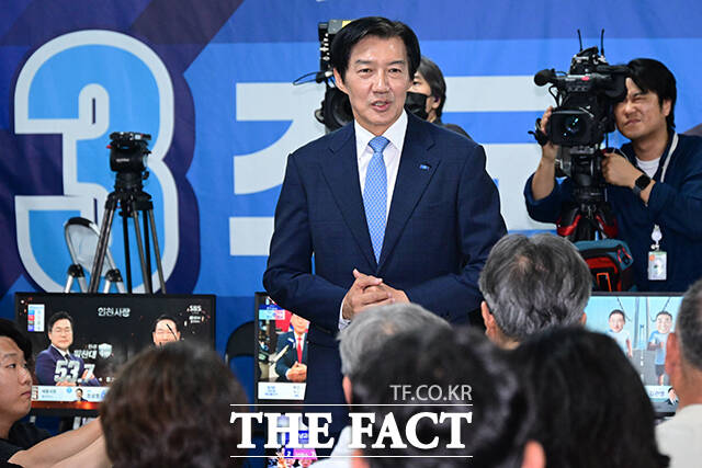 이날 KBS·MBC·SBS 방송 3사 출구조사 결과 평택을 국회의원 재선거는 더불어민주당 김용남 30.3%, 국민의힘 유의동 30.6%, 조국혁신당 조국 31.1%로 나타났다. 사진은 당원과 지지자에게 인사하는 조국 후보의 뒷모습.