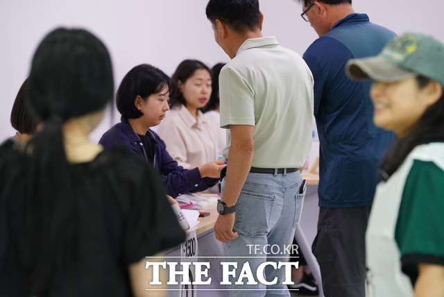 제9회 전국동시지방선거 투표일인 3일 전주시 완산구 서신동 주민센터에 설치된 제1투표소에서 유권자들이 신분 확인을 기다리고 있다. /전주=김수홍 기자