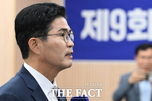 이원택 더불어민주당 전북특별자치도지사 후보와 조지훈 전주시장 후보, 윤준병 전북도당위원장을 비롯한 당원과 지지자들이 3일 오후 전북도 전주 완산구 더불어민주당 전북도당에 마련된 제9회 전국동시지방선거 개표 상황실에서 출구조사 결과를 바라보며 박수를 치고 있다. /전주=김성렬 기자