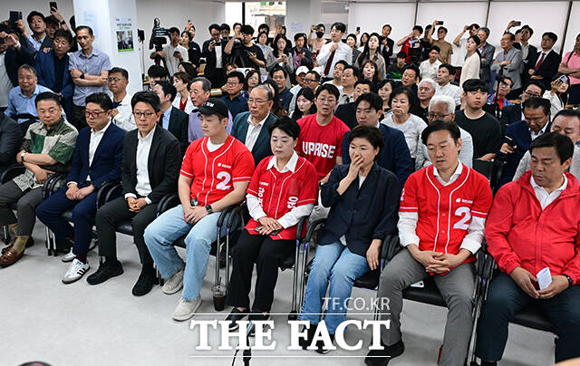 김병민 오세훈 후보 캠프 선대위 대변인과 김재섭, 윤희숙 공동선대위원장, 조은희 총괄선대본부장(왼쪽부터)이 제9회 전국동시지방선거가 종료된 3일 오후 서울 종로구 오세훈 국민의힘 서울시장 후보 선거캠프에서 출구조사 결과를 지켜보고 있다. /임영무 기자