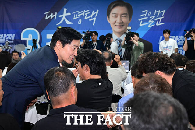 이날 KBS·MBC·SBS 방송 3사 출구조사 결과 평택을 국회의원 재선거는 더불어민주당 김용남 30.3%, 국민의힘 유의동 30.6%, 조국혁신당 조국 31.1%로 나타났다. 사진은 당원과 지지자에게 인사하는 조국 후보의 뒷모습.