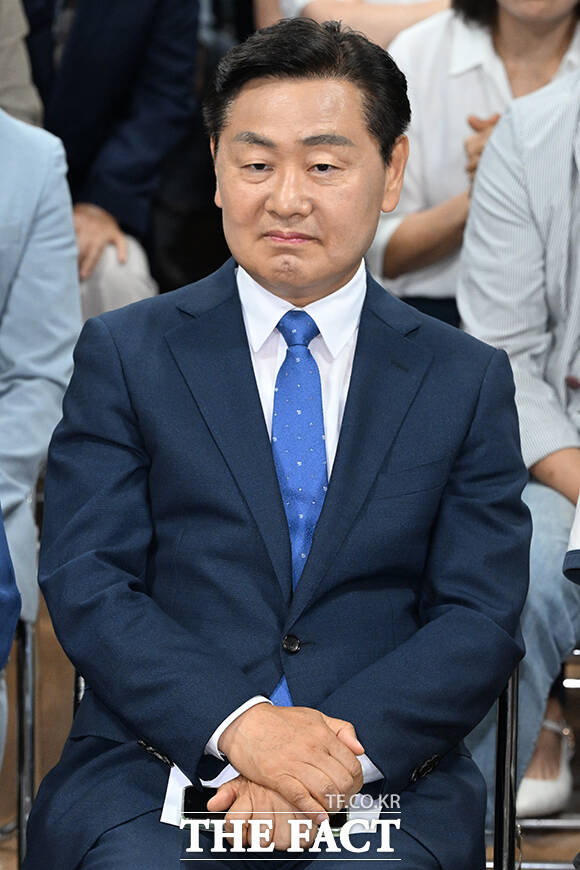 출구조사 결과 바라보는 김 후보.
