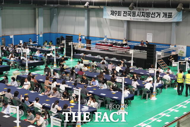 제9회 전국동시지방선거 투표일인 3일 오후 전북 전주시 덕진구 덕진체련공원 실내배드민턴장에 마련된 개표소에서 투표사무원들이 개표작업을 준비하고 있다. /전주=김수홍 기자
