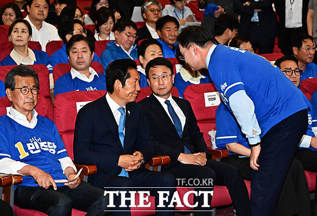정청래 총괄상임선거대책위원장(왼쪽 두번째)과 한병도 공동상임선거대책위원장(왼쪽 세번째)을 비롯한 더불어민주당 의원들이 3일 오후 서울 여의도 국회 의원회관 대회의실에 마련된 제9회 전국동시지방선거 개표상황실에서 출구조사 발표 방송을 시청하고 있다. /국회=배정한 기자