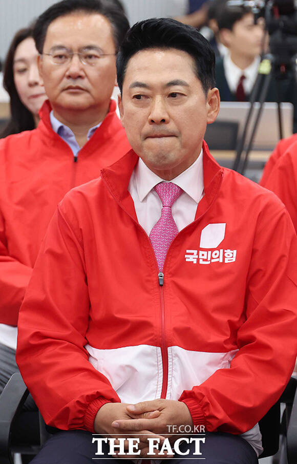 출구조사 결과시청하는 장동혁 국민의힘 대표(오른쪽)와 송언석 원내대표 및 지도부.