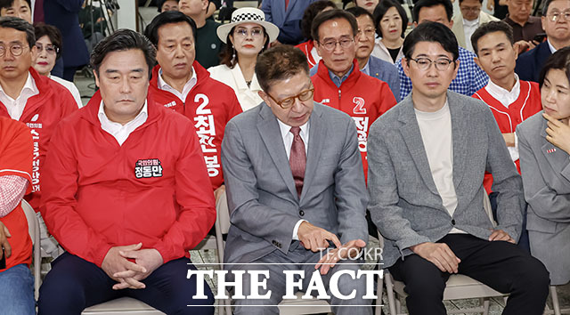 박형준 국민의힘 부산시장 후보가 자리를 떠나고 있다. /부산=박상민 기자