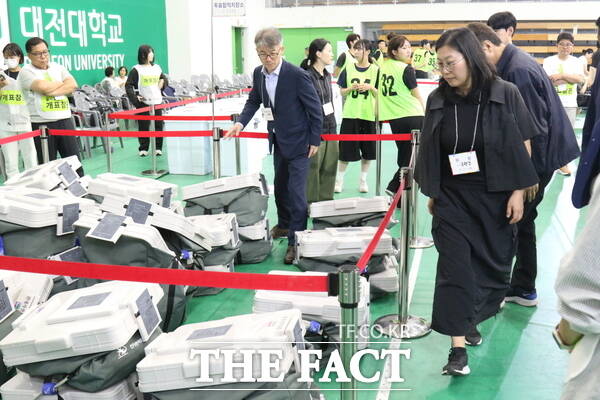 6·3 지방선거 대전시 동구 개표소가 마련된 대전대학교 맥센터가 개표로 분주한 가운데 대전시 동구 선거관리위원회 위원들이 관내 사전투표함의 이상여부를 확인하고 있는 모습. /정예준 기자