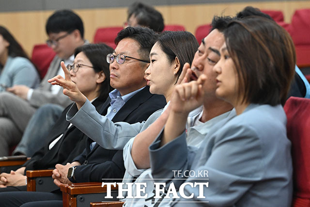 진보당 상임대표이자 경기 평택을 국회의원 재선거 후보인 김재연 대표(가운데)와 홍성규 진보당 경기도지사 후보 등이 3일 오후 서울 여의도 국회의사당 의원회관에 마련된 개표상황실에서 제9회 전국동시지방선거 및 국회의원 재보궐선거 출구조사 결과 발표를 지켜보고 있다. /국회=서예원 기자