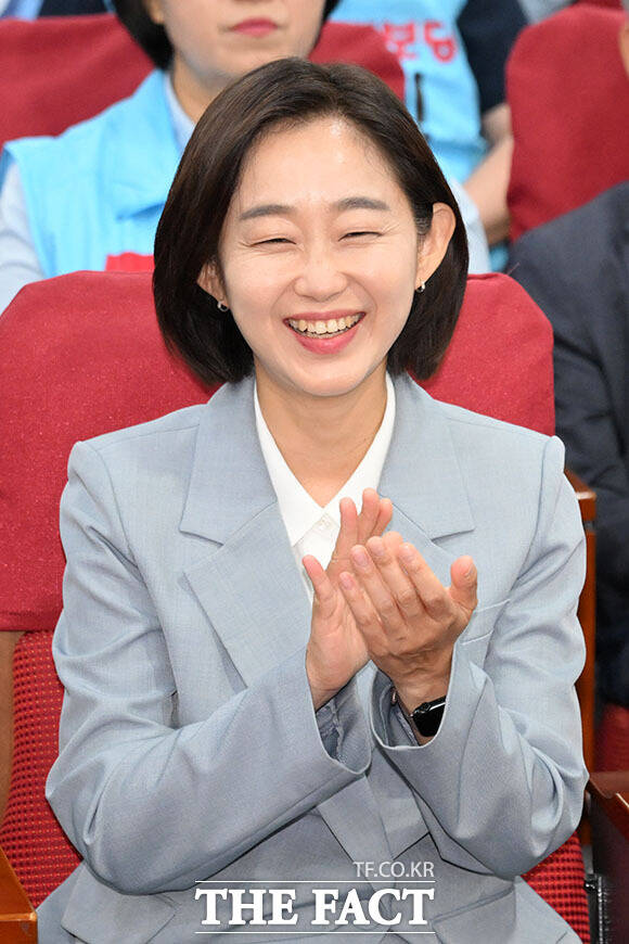 진보당 상임대표이자 경기 평택을 국회의원 재선거 후보인 김재연 대표(가운데)와 홍성규 진보당 경기도지사 후보 등이 3일 오후 서울 여의도 국회의사당 의원회관에 마련된 개표상황실에서 제9회 전국동시지방선거 및 국회의원 재보궐선거 출구조사 결과 발표를 지켜보고 있다. /국회=서예원 기자