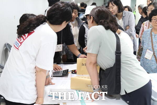 6·3 지방선거 대전시 동구 개표소가 마련된 대전대학교 맥센터에 도착한 각 투표소 투표참관인들과 투표사무원들이 개표소 앞에서 투표함을 접수하고 있는 모습. /정예준 기자