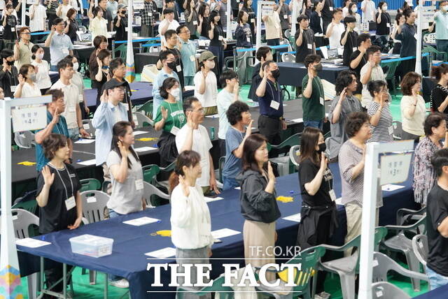 제9회 전국동시지방선거 투표일인 3일 오후 전북 전주시 덕진구 덕진체련공원 실내배드민턴장에 마련된 개표소에서 투표사무원들이 개표작업에 앞서 선서를 하고 있다. /전주=김수홍 기자