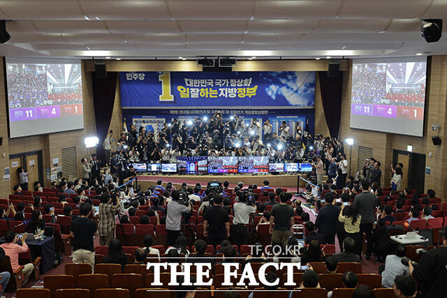 정청래 총괄상임선거대책위원장과 한병도 공동상임선거대책위원장을 비롯한 더불어민주당 의원들이 3일 오후 서울 여의도 국회 의원회관 대회의실에 마련된 제9회 전국동시지방선거 개표상황실에서 출구조사 발표 방송을 시청하고 있다. /국회=배정한 기자
