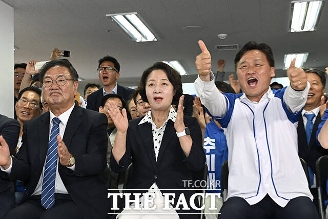 추미애 더불어민주당 경기도지사 후보가 제9회 전국동시지방선거 본투표일인 3일 오후 경기 수원시 선거사무소에서 방송 3사 공동 출구조사 결과를 확인한 후 기뻐하고 있다. /수원=송호영 기자