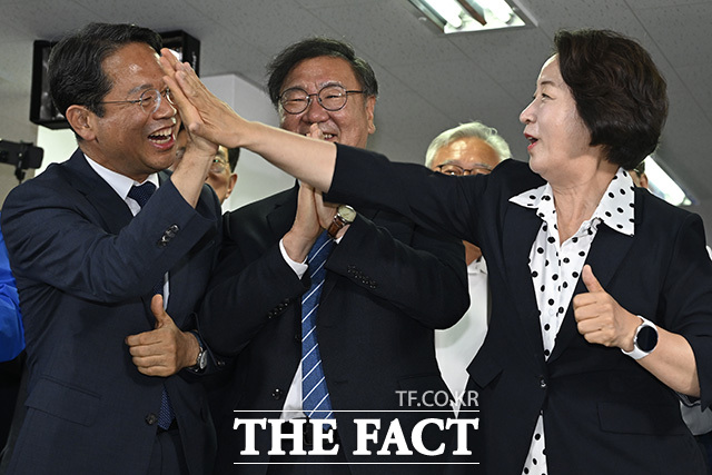 추미애 후보가 이수진 의원과 손뼉을 마주치고 있다.