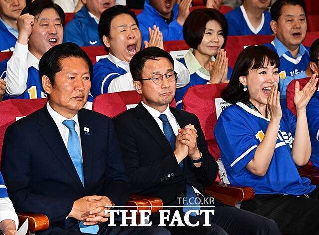 정청래 총괄상임선거대책위원장(왼쪽 두번째)과 한병도 공동상임선거대책위원장(왼쪽 세번째)을 비롯한 더불어민주당 의원들이 3일 오후 서울 여의도 국회 의원회관 대회의실에 마련된 제9회 전국동시지방선거 개표상황실에서 출구조사 발표 방송을 시청하고 있다. /국회=배정한 기자