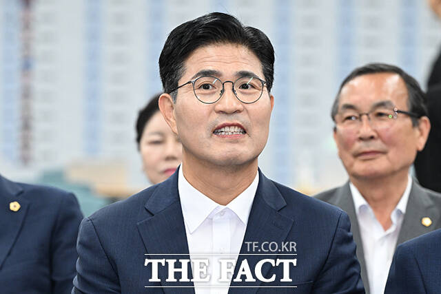 이원택 더불어민주당 전북특별자치도지사 후보와 조지훈 전주시장 후보, 윤준병 전북도당위원장을 비롯한 당원과 지지자들이 3일 오후 전북도 전주 완산구 더불어민주당 전북도당에 마련된 제9회 전국동시지방선거 개표 상황실에서 출구조사 결과를 바라보며 박수를 치고 있다. /전주=김성렬 기자