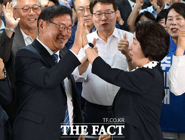 추미애 후보가 이수진 의원과 손뼉을 마주치고 있다.
