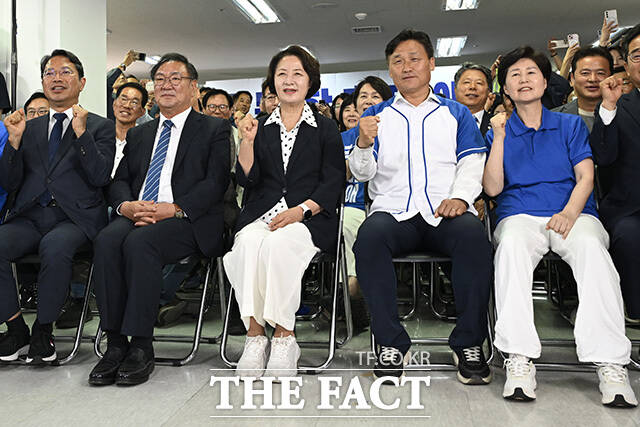 추미애 후보가 이수진 의원과 손뼉을 마주치고 있다.