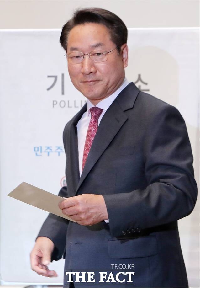 유정복 인천시장 후보가 5월 29일 미추홀구 틈 문화창작지대에 마련된 사전투표소에서 투표를 하고 있다. /정복캠프