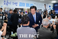  당원·지지자와 악수하는 조국 [포토]