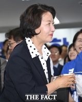  출구조사 발표 전 물 건네받은 추미애 후보 [포토]