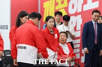  개표상황실 떠나는 장동혁 대표 [포토]