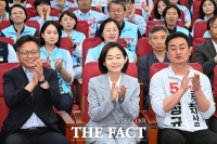  출구조사 결과 지켜보는 진보당...박수치는 김재연 후보 [TF사진관]