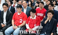  출구조사 결과 지켜보는 오세훈 후보 캠프 [TF사진관]