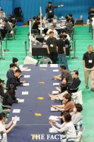  '초접전' 전북도지사 선거 개표소…분주하면서도 엄숙