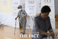  '투표 베테랑' 어르신도 '난생처음' 어린이도 함께하는 투표장 풍경 [TF사진관]