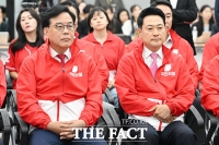  출구조사 압도적 열세에 얼어붙은 국힘…장동혁, 침묵 속 퇴장