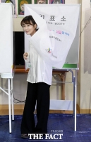  기표소 나오는 진은정 변호사 [포토]