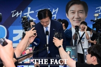  지지자들에게 인사하는 조국 평택을 국회의원 후보 [포토]