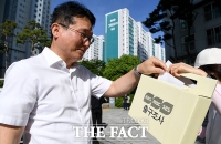  투표 마치고 출구조사 참여하는 유권자 [포토]